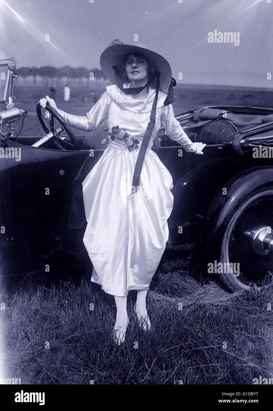 American film muto star Gertrude McCoy nella sua Oldsmobile presso l'automobile fashion show tenutosi a testa di pecora Bay Speedway, la città di New York, 23 giugno 1917 Foto Stock