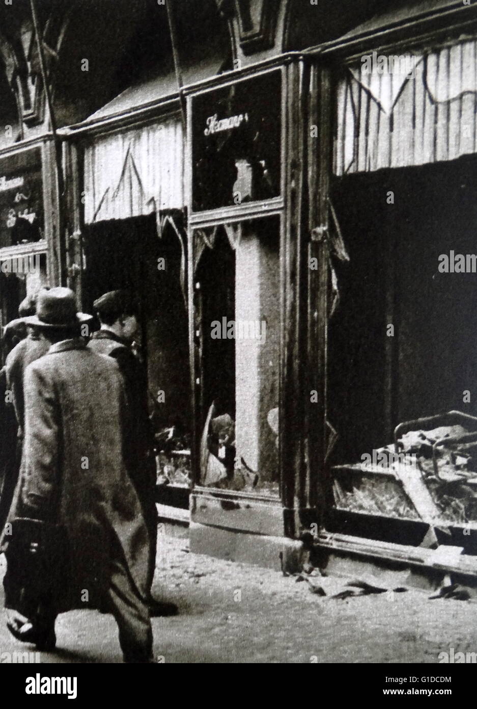 Stampa fotografica che mostra la distruzione di negozi di ebrei a Berlino durante la Seconda Guerra Mondiale. In data xx secolo Foto Stock