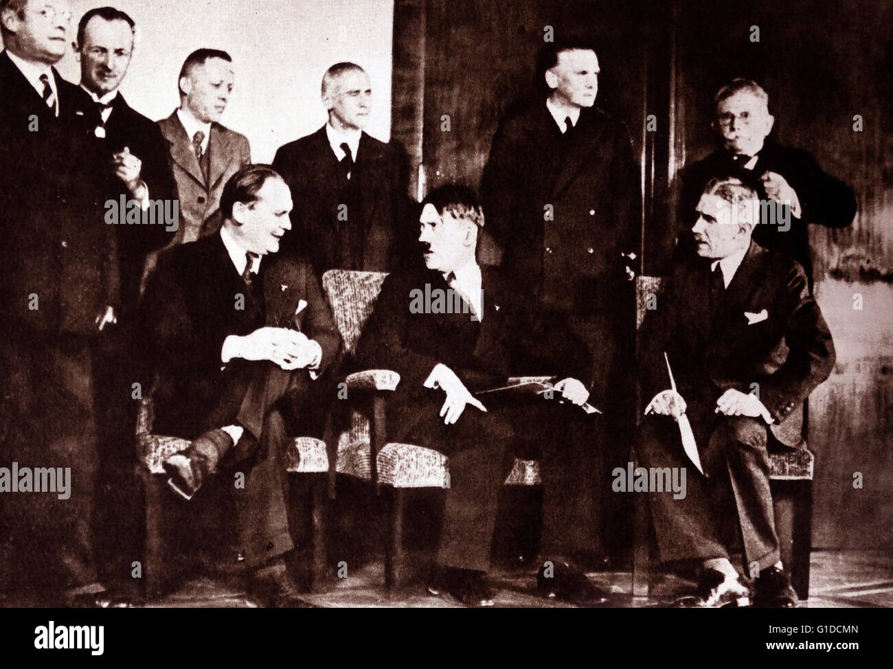Stampa fotografica di Adolf Hitler e altri membri del gabinetto di Reich: Prima fila seduti da sinistra a destra: Hermann Göring (1893-1946), Adolf Hitler (1889-1945), Franz von Papen (1879-1969) . 2 fila in piedi da sinistra a destra: Franz Seldte (1882-1945), il dott. Günther Gereke (1893-1970), Lutz Graf Schwerin von Krosigk (1887-1977), Wilhelm Frick (1877-1946), Werner von Blomberg, Hugenberg Alfred (1878-1946). In data xx secolo. Foto Stock