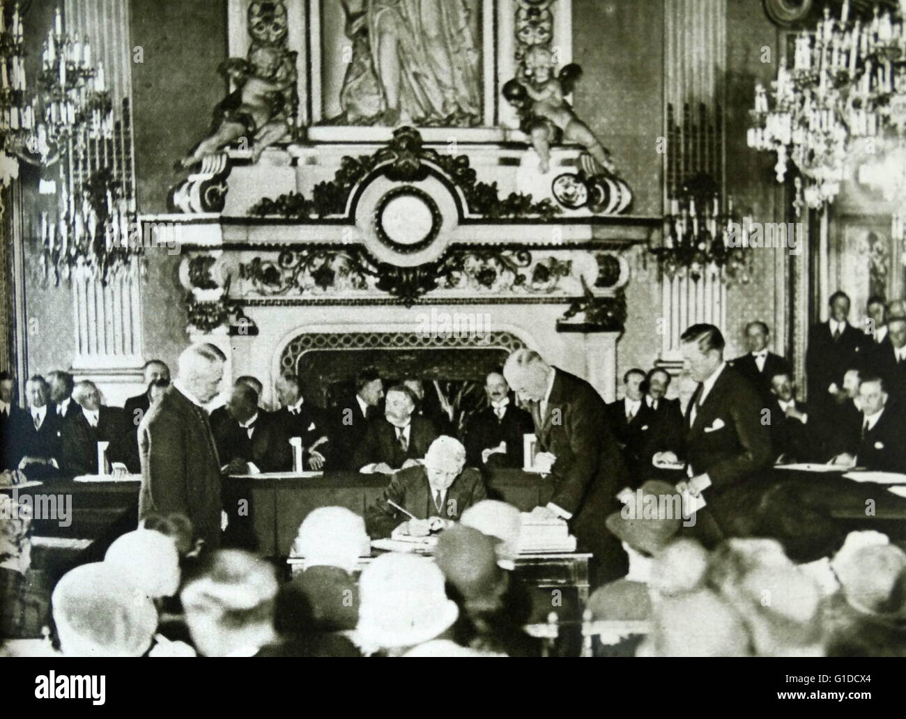 Stampa fotografica di Frank B. Kellogg (1856-1937), un avvocato americano, politico e statista, Premio Nobel laurato, U.S. Il senato degli Stati Uniti e Il segretario di Stato, firma la Kellogg-Briand patto. In data xx secolo Foto Stock