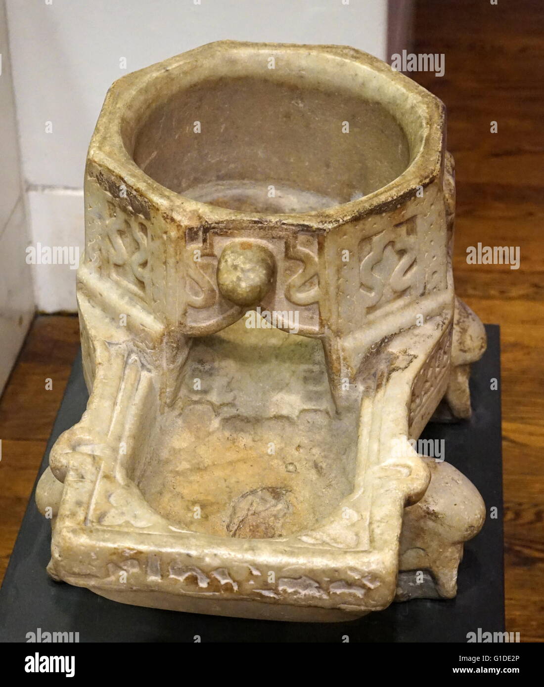 Vaso di marmo con piedistallo accovacciata lions con aquile dall'Egitto. Datato xii secolo Foto Stock
