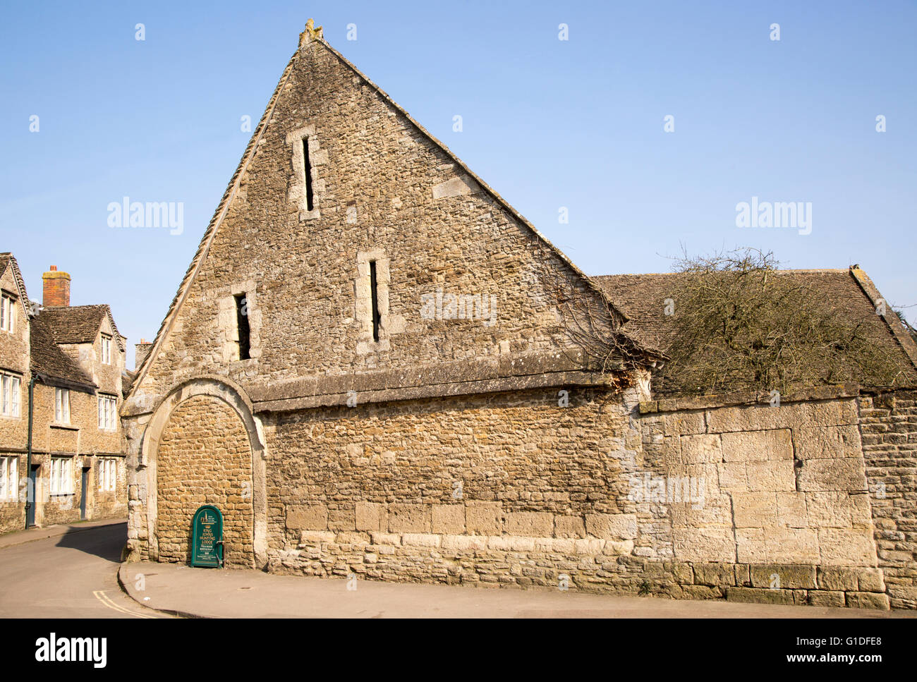 Storica sala Tithe Barn nel villaggio di Lacock, Wiltshire, Inghilterra, Regno Unito Foto Stock