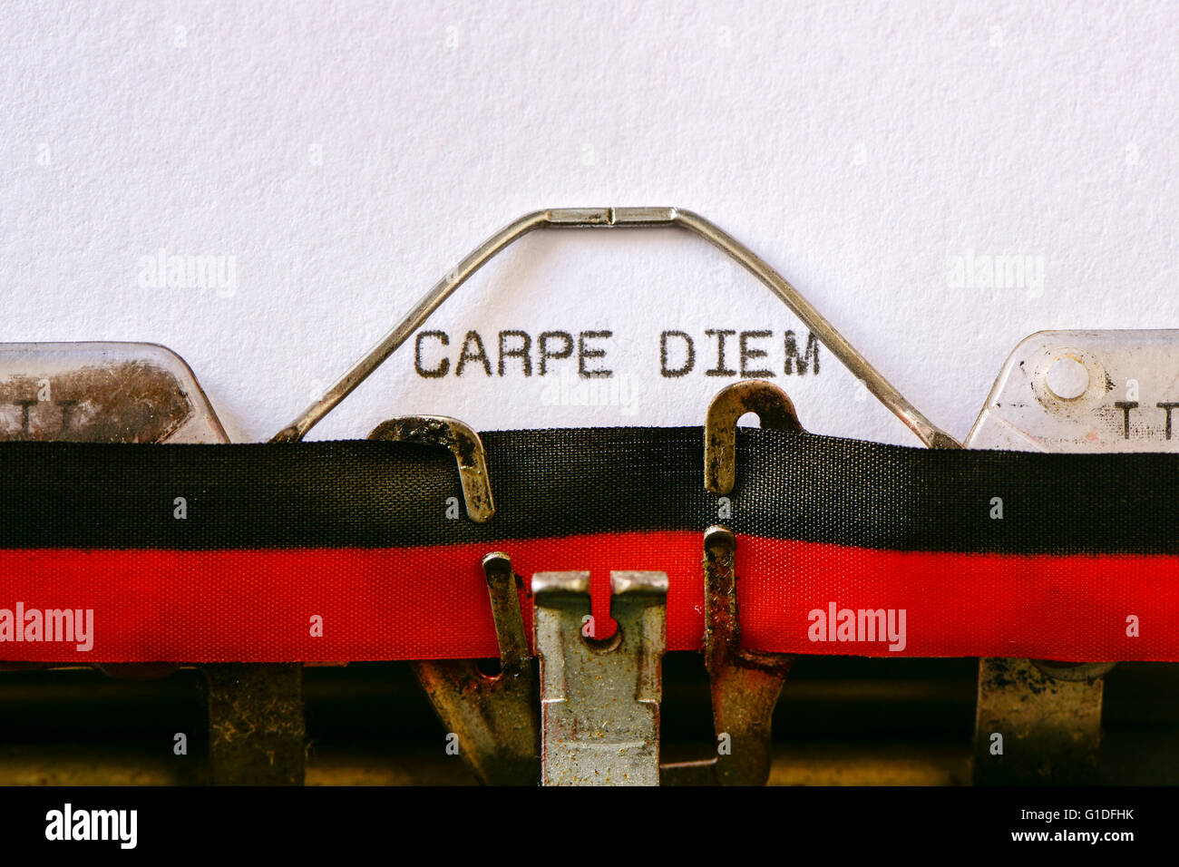 Primo piano di una vecchia macchina da scrivere e il testo carpe diem dattiloscritte con esso in una lamina Foto Stock