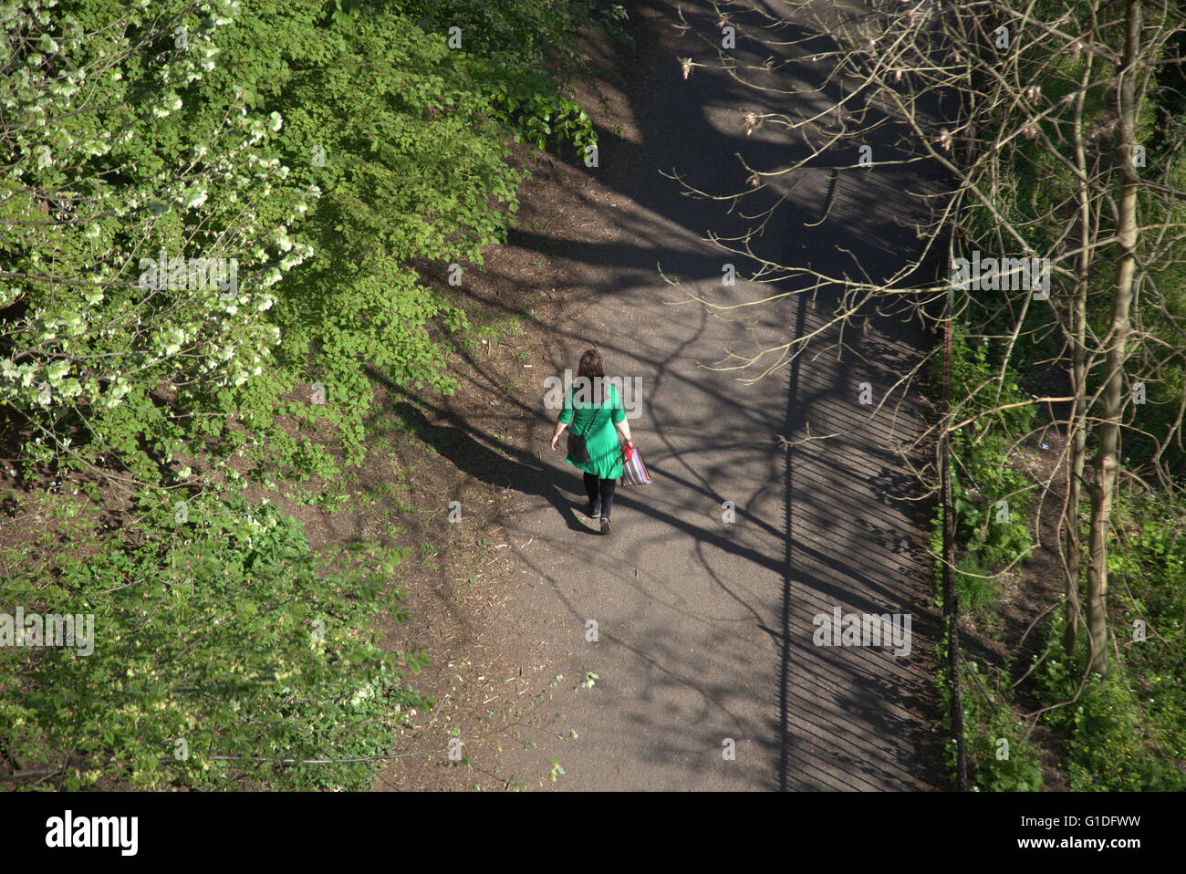 Giovane donna camminare in Kelvingrove Park shot dal di sopra in una giornata di sole, Kelvingrove Park, Foto Stock