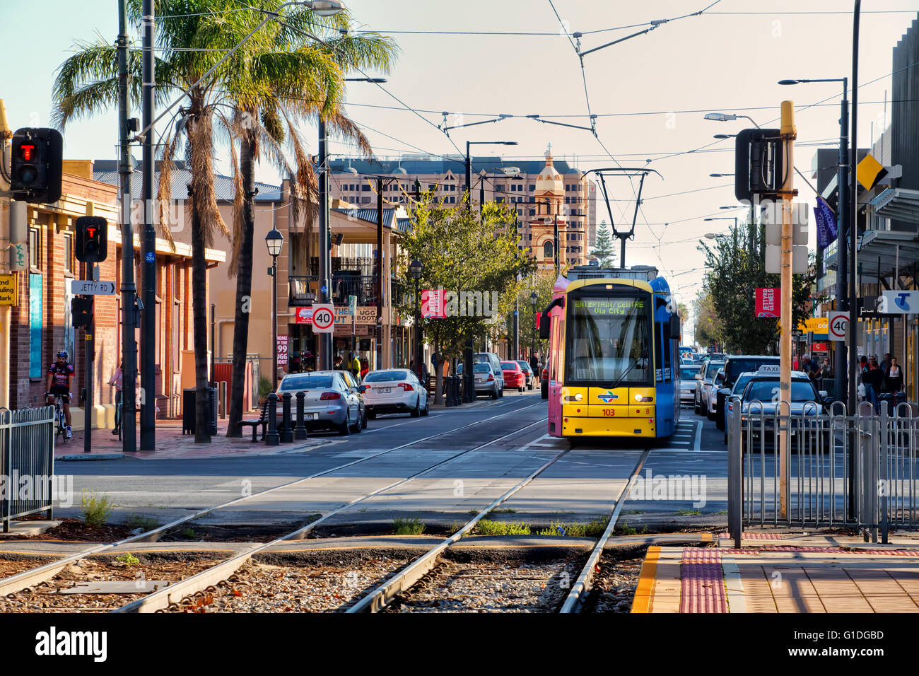 Un tram in Adelaide sobborgo di Glenelg. Foto Stock