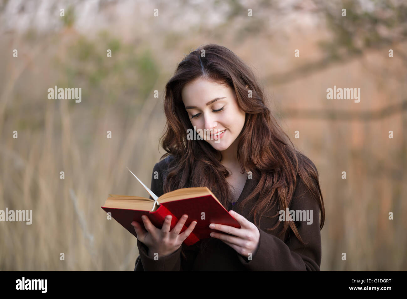 Ritratto di attraente ragazza adolescente con libretto rosso Foto Stock