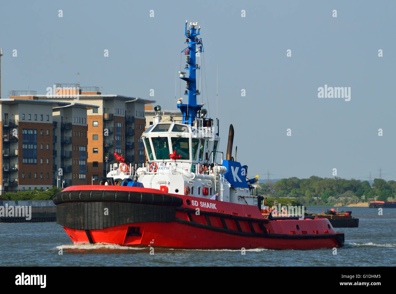 Rimorchiatore squalo SD azionato da SMIT KOTUG RIMORCHIO, teste di fiume fino ad incontrare una nave in arrivo. Foto Stock