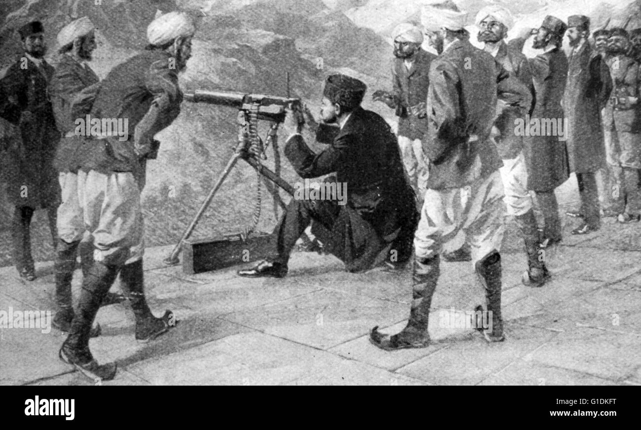 Mir Mahmud Khan II, dominatore della Stato principesco di Kalat in quello che ora è il Baluchistan provincia del Pakistan, test di una pistola Maxim durante le manovre dell'esercito Foto Stock