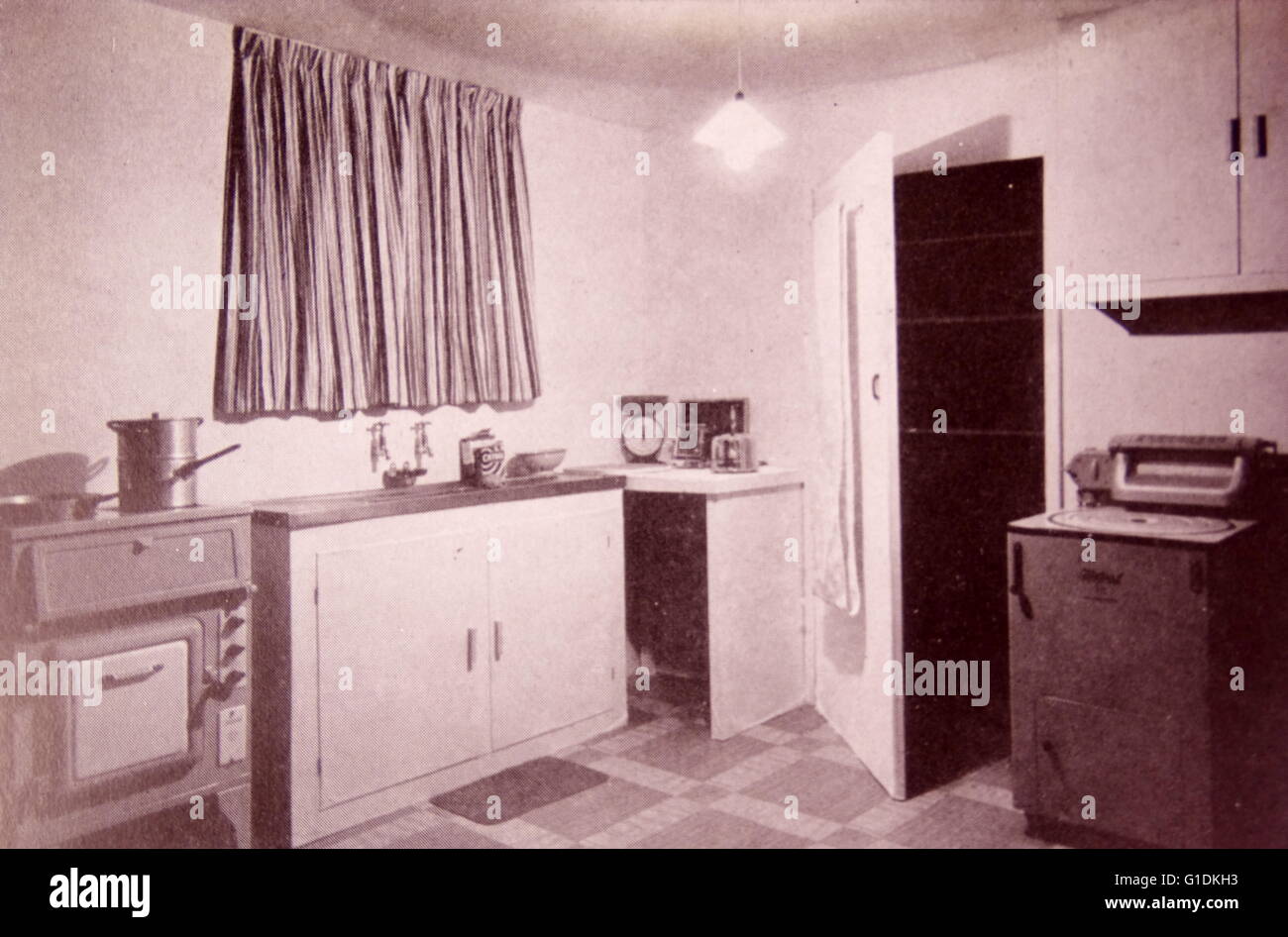 Fotografia di un basic degli anni sessanta la cucina. In data xx secolo Foto Stock