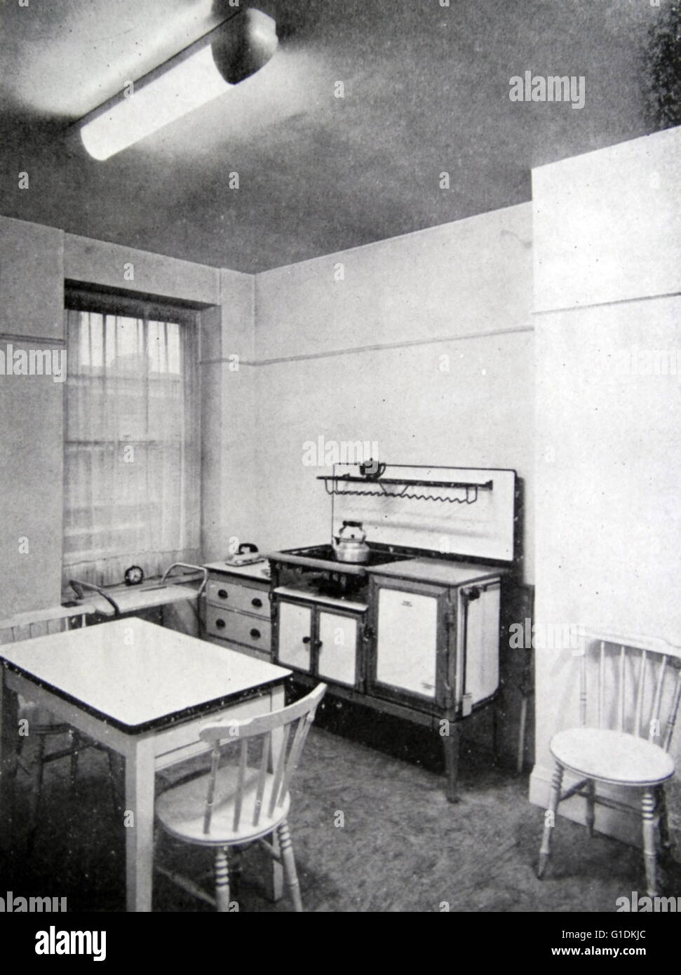 Fotografia di un basic degli anni sessanta la cucina. In data xx secolo Foto Stock