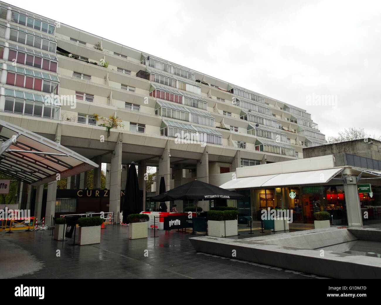 Fotografia della parte esterna del Centro Brunswick, in una zona residenziale e centro shopping nel quartiere di Bloomsbury, Camden, London, progettato da Patrick Hodgkinson (1930-2016) e completata nel 1972. Recante la data del XXI secolo Foto Stock