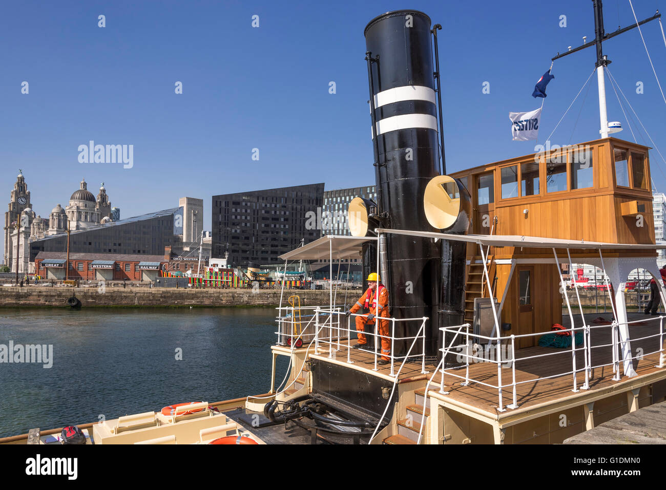 Rimorchiatore a vapore e dei bandi di gara il Daniel Adamson lascia la Canning Dock a Liverpool pierhead per continuare il ripristino. Foto Stock