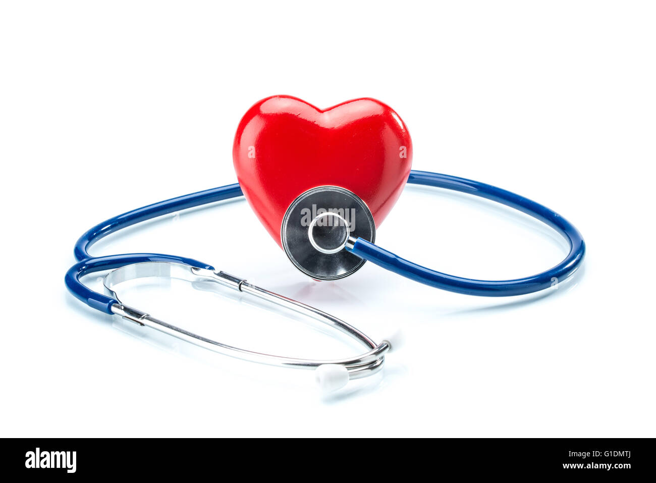 Cuore rosso con uno stetoscopio isolati su sfondo bianco, healthcare Foto Stock