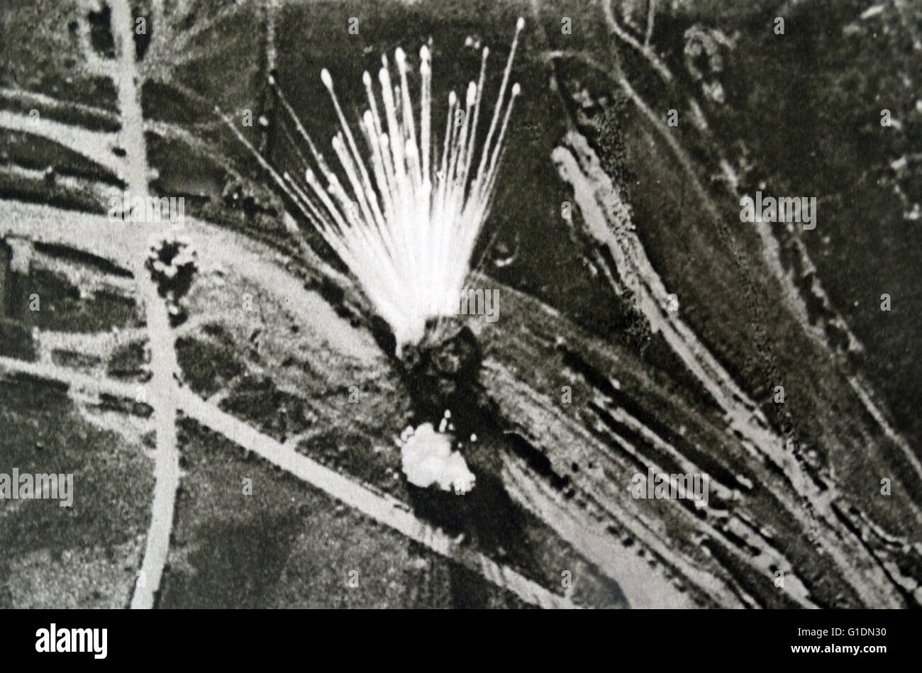 Fotografia mostra l'esplosivo conseguenze di un treno di munizioni durante la Grande Guerra. In data xx secolo Foto Stock