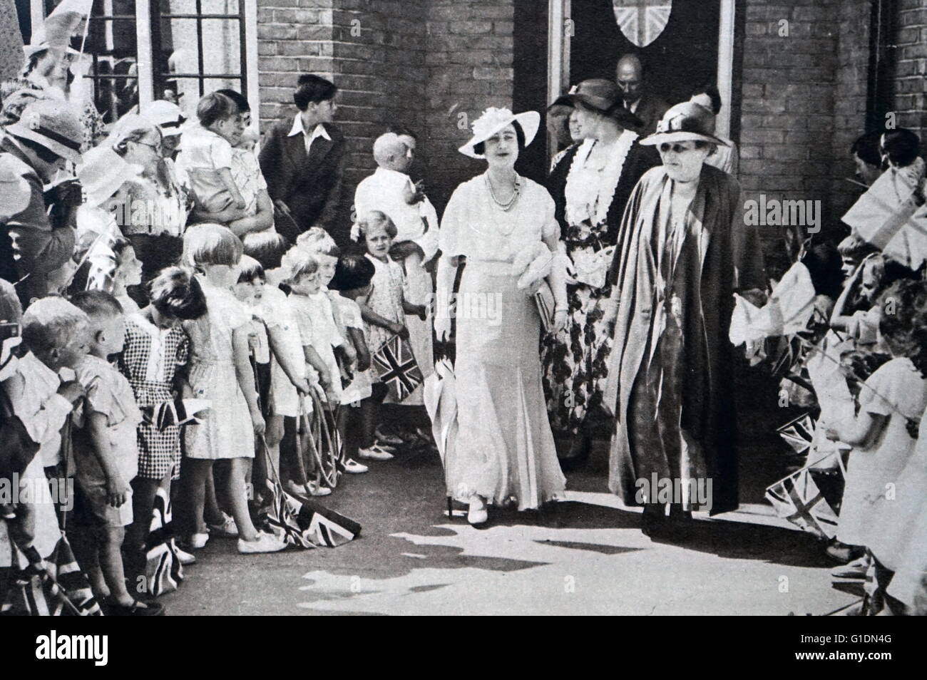 Fotografia della Signora Elisabetta (1900-2002) incontro con i bambini al di fuori di una casa dei bambini. In data xx secolo Foto Stock