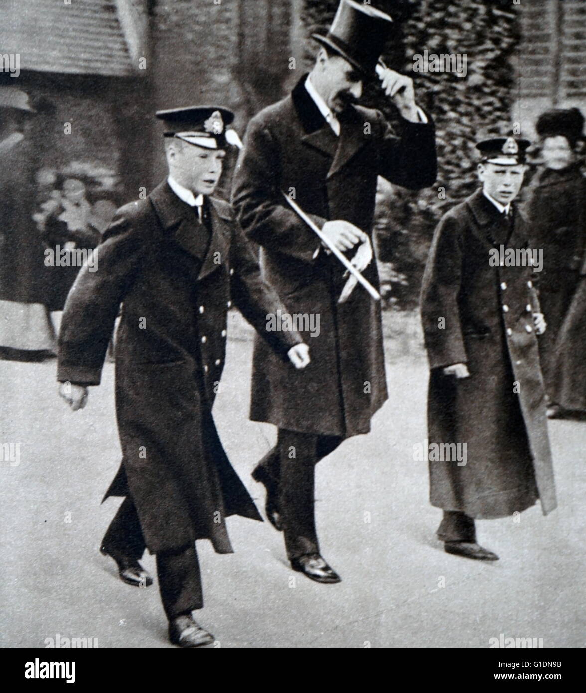 Fotografia di Alexander Cambridge, 1° Conte di Athlone (1874-1957) a piedi con i suoi nipotini Prince Albert Frederick Arthur George (1895-1952) e Prince George, Duca di Kent (1902-1942). In data xx secolo Foto Stock