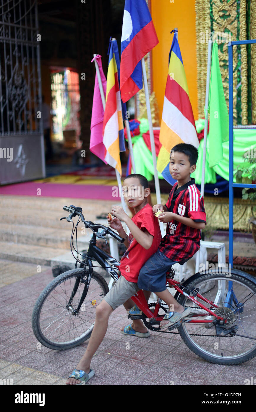 Due ragazzi su una bicicletta. Vientiane. Laos. Foto Stock