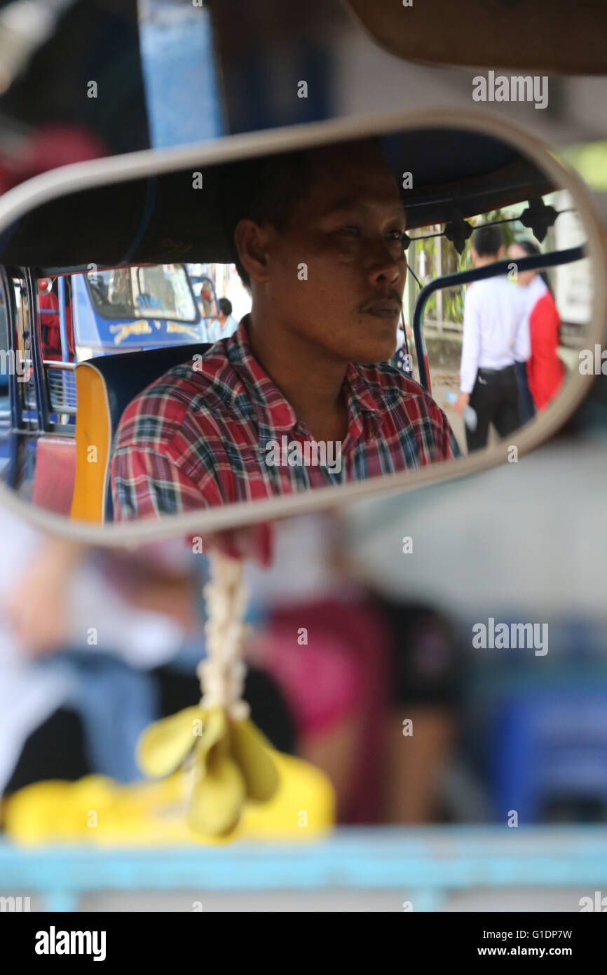 Lao vita quotidiana. Un Tuk Tuk driver. Vientiane. Laos. Foto Stock