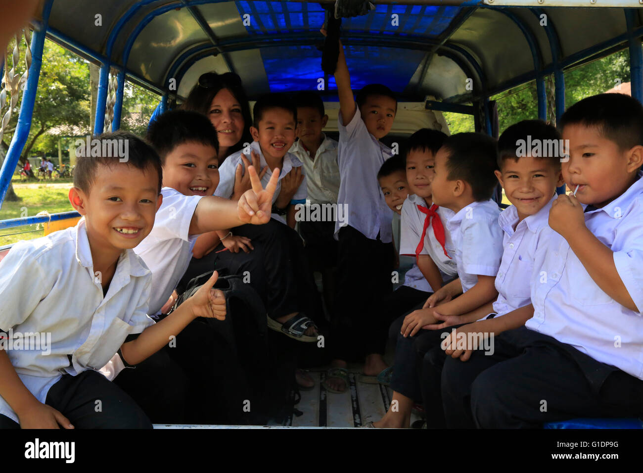 Scuola elementare. Lao scolari sulla strada per la scuola. Vang Vieng. Laos. Foto Stock