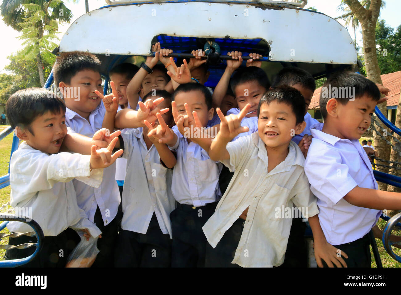 Scuola elementare. Lao scolari sulla strada per la scuola. Vang Vieng. Laos. Foto Stock