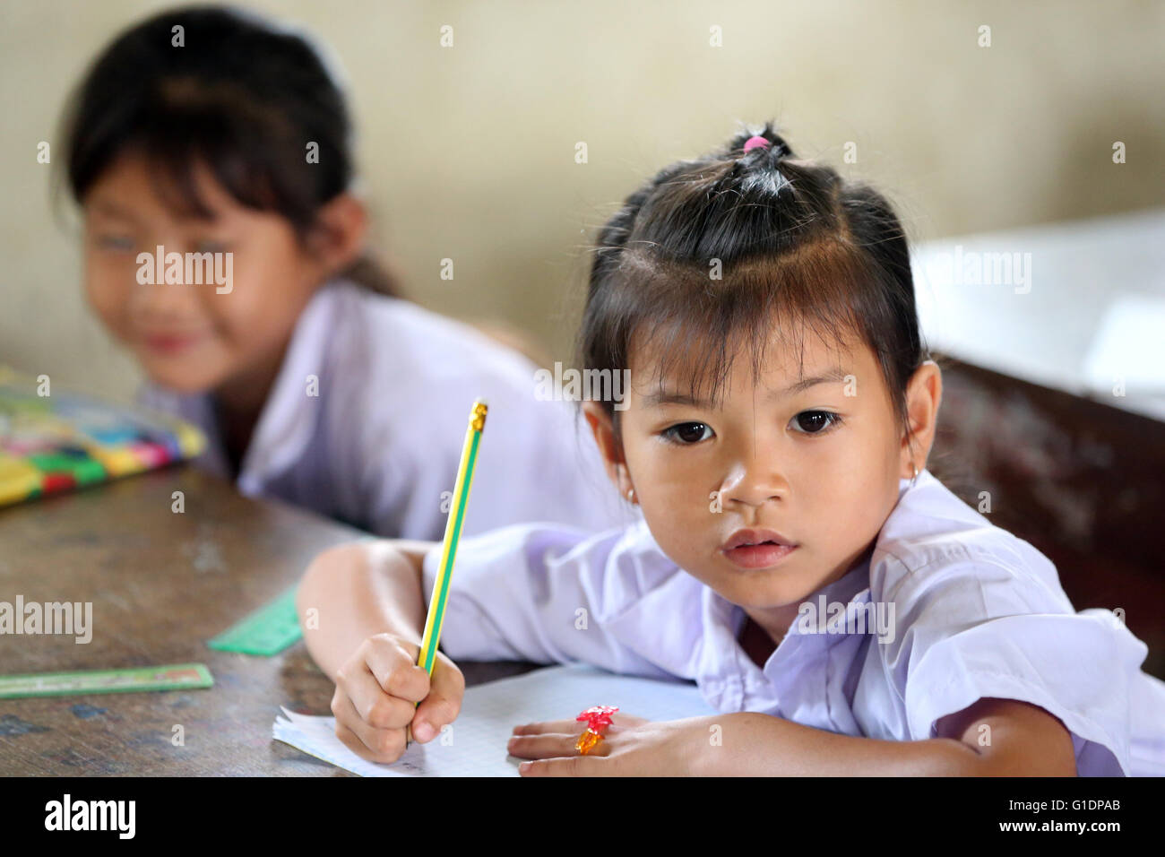 Scuola elementare. Schoolgirl in aula. Ritratto. Vang Vieng. Laos. Foto Stock