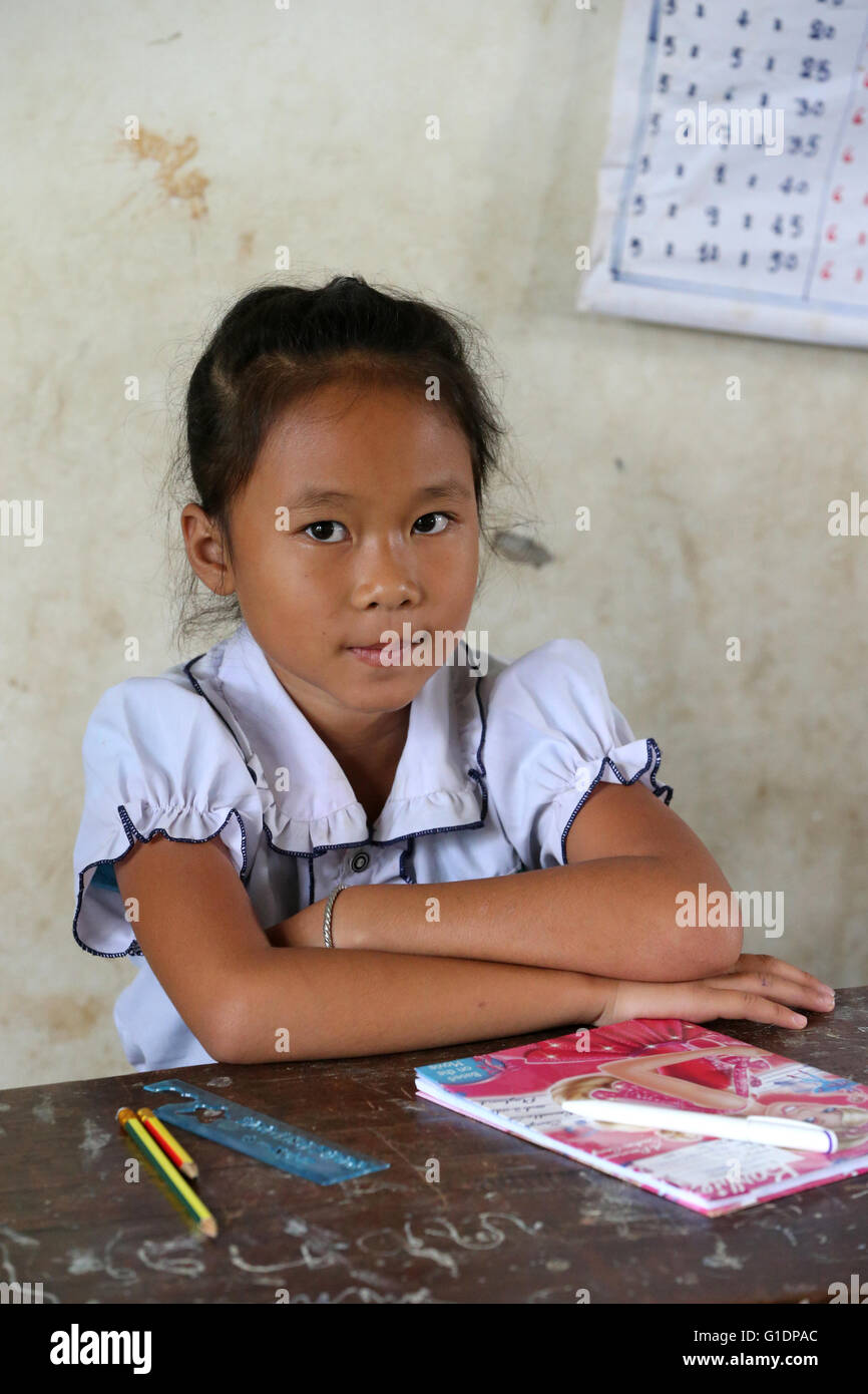 Scuola elementare. Schoolgirl in aula. Ritratto. Vang Vieng. Laos. Foto Stock