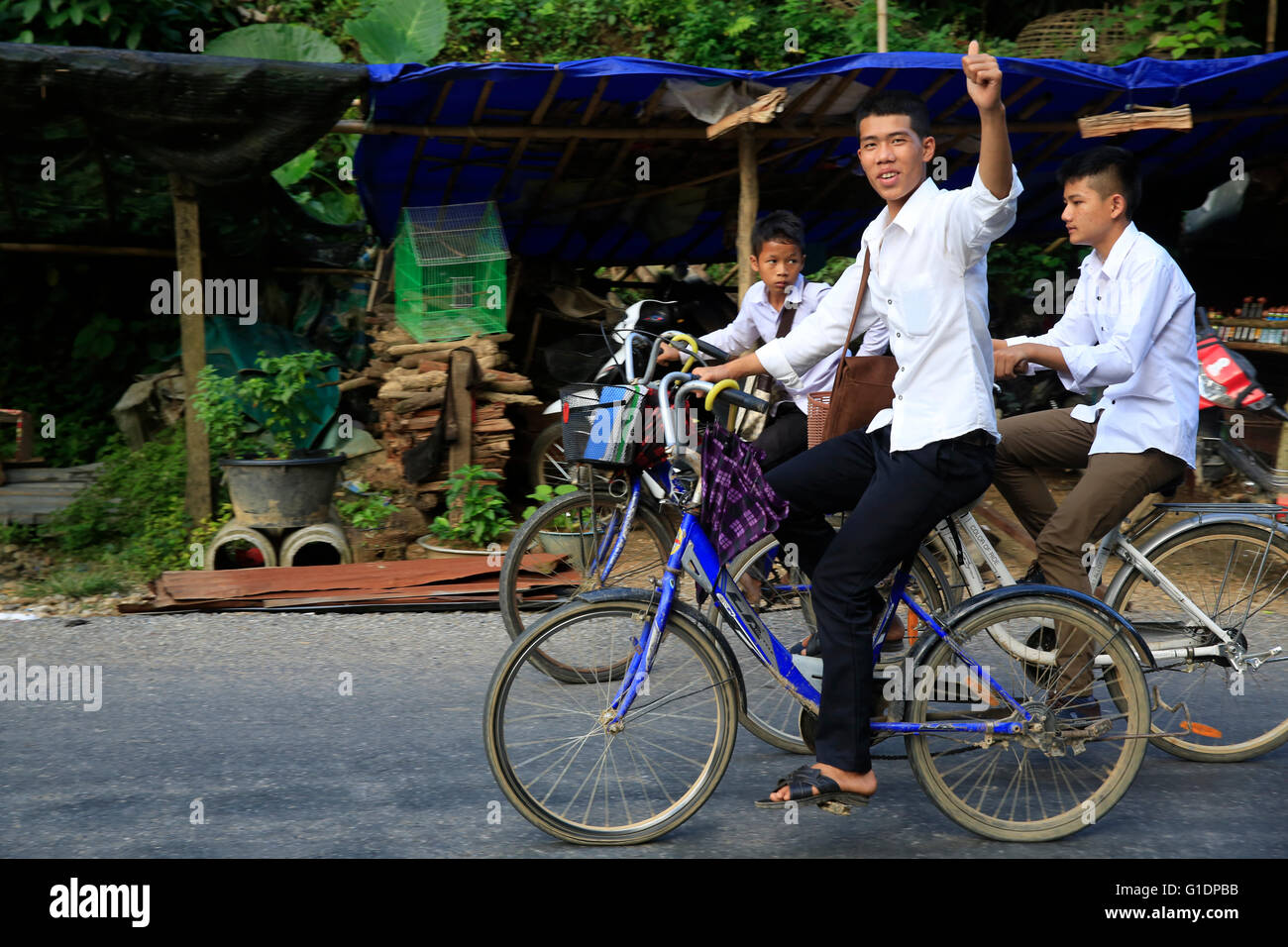 Lao scolari sulla strada per la scuola. Vang Vieng. Laos. Foto Stock