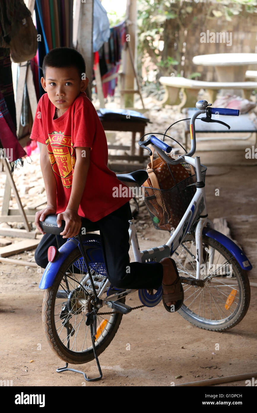 Lao ragazzo su una bicicletta. Vang Vieng. Laos. Foto Stock