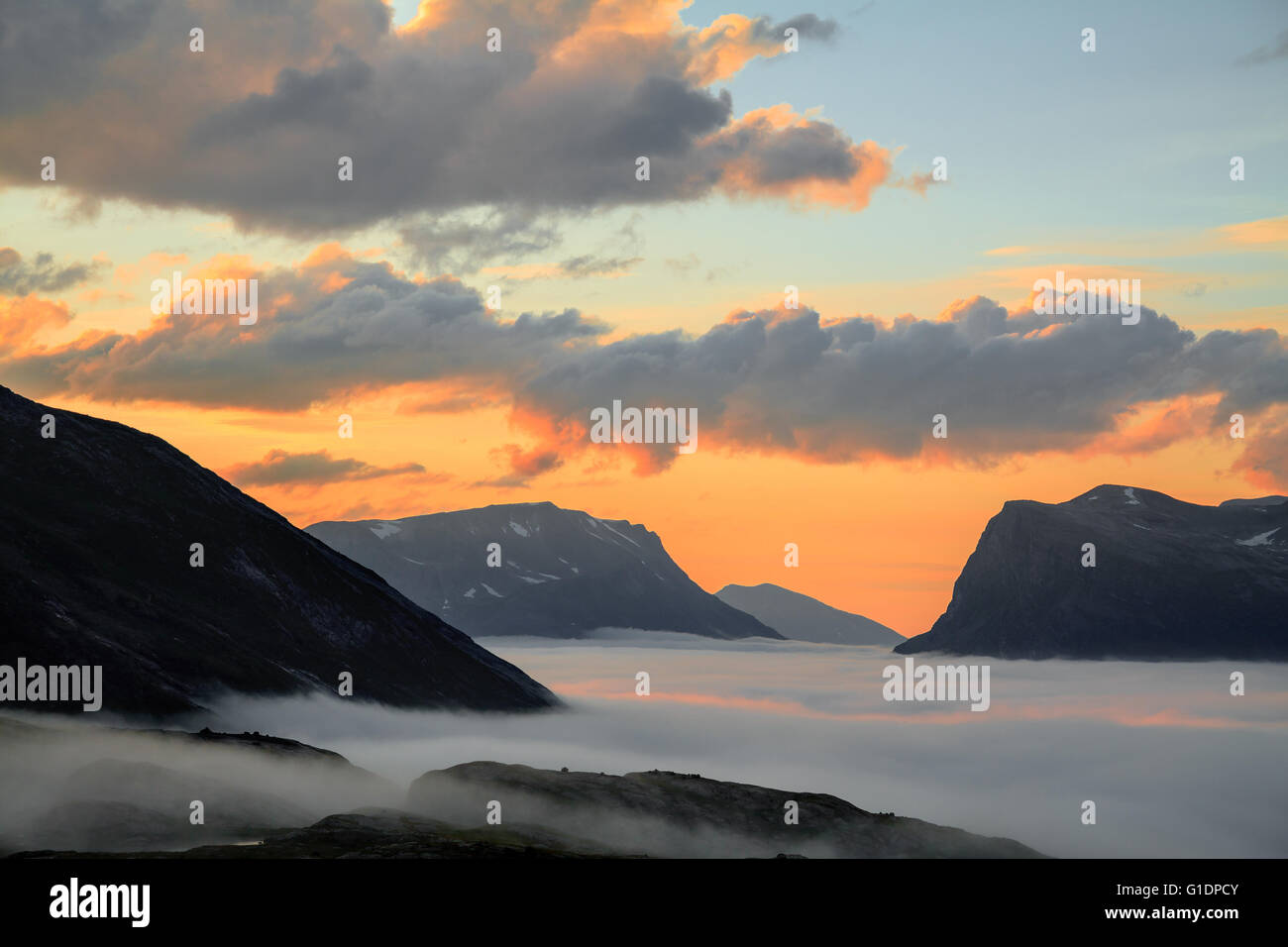 Troll valle nella nebbia sulla sunset in Trollstigen, Norvegia. Foto Stock