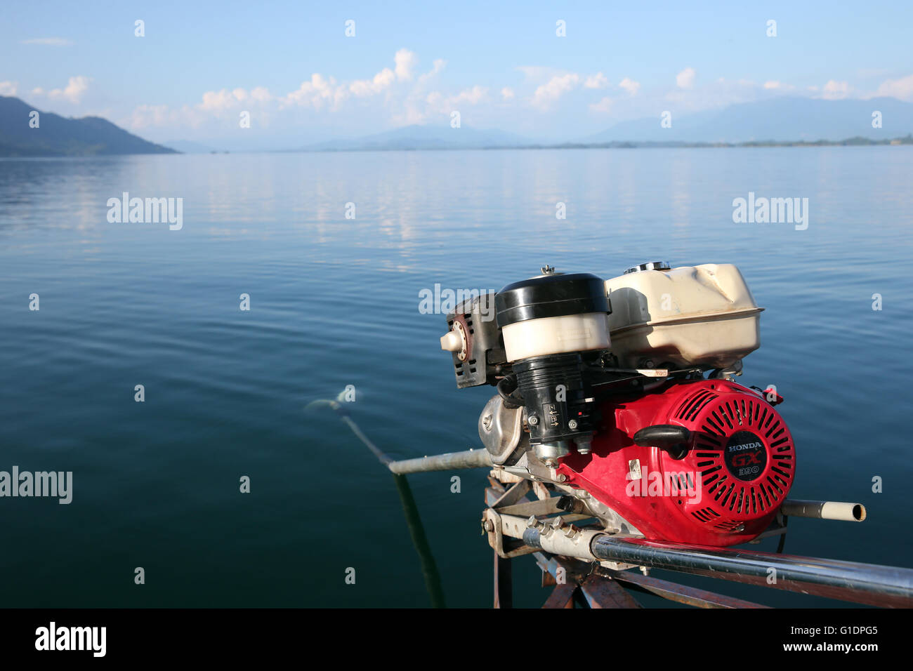 Nam Ngum lake. Tradizionale Lao imbarcazione a motore. Laos. Foto Stock