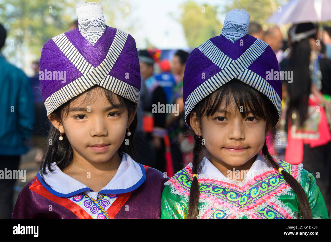 Due ragazze Hmong che indossano i loro tradizionali cappelli. Foto Stock