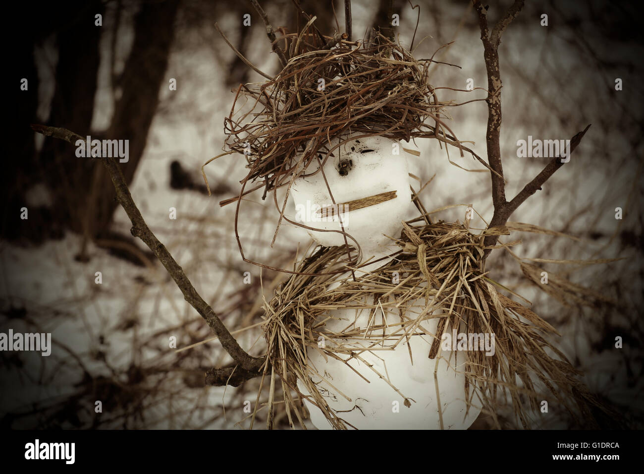 Immagine seppia di un pupazzo di neve rurale, realizzato con bastoni e reed. Foto Stock