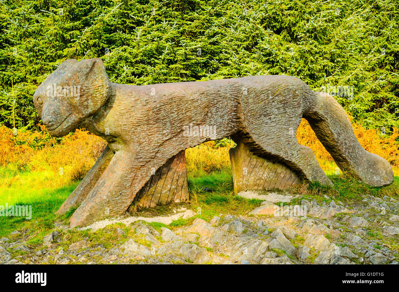 Red Fox scultura, uno di molte opere d'arte intorno Grizedale Forest nel distretto del Lago Foto Stock