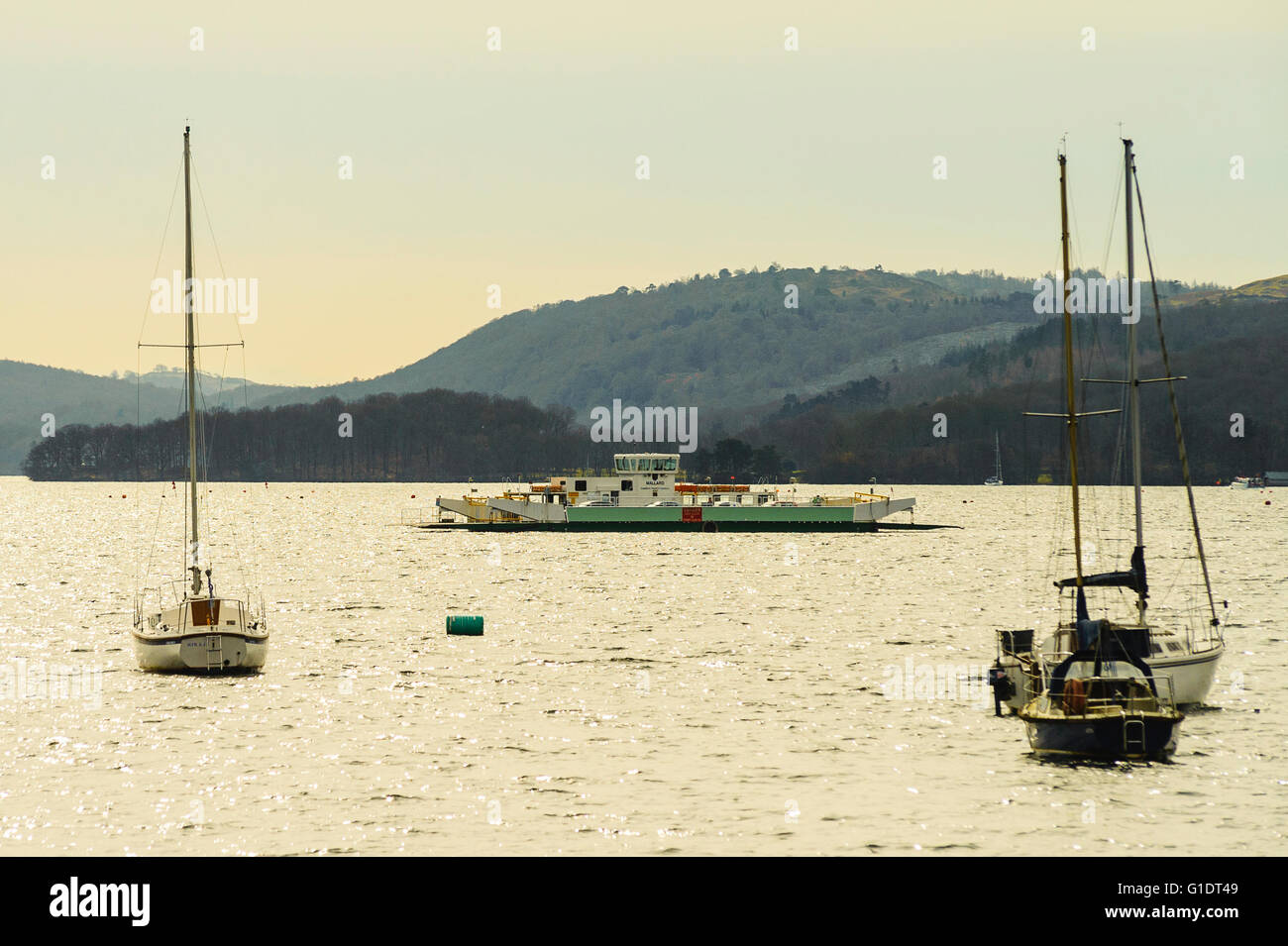 Il Windermere il traghetto che attraversa il centro del lago tra Bowness e Sawrey nel distretto del Lago Foto Stock