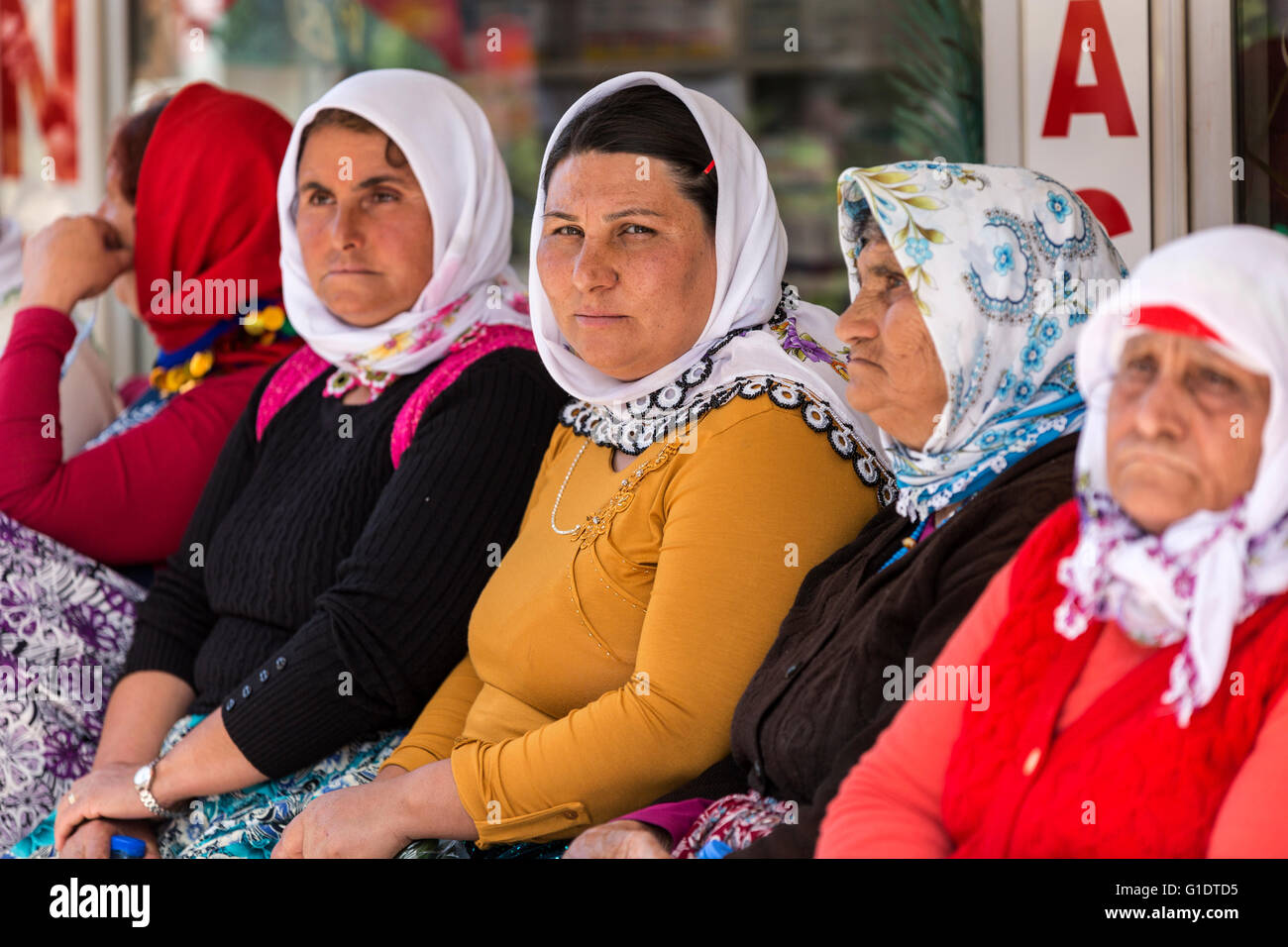 Donne locali in attesa del loro autobus nel mercato del villaggio, nella campagna della provincia di Aydin, Turchia Foto Stock