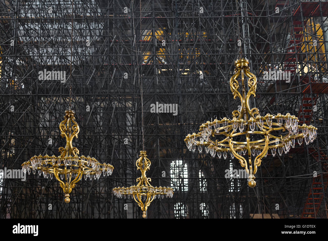 Lampadari d'oro e impressionanti impalcature in Hagia Sophia, Istanbul, Turchia. Foto Stock