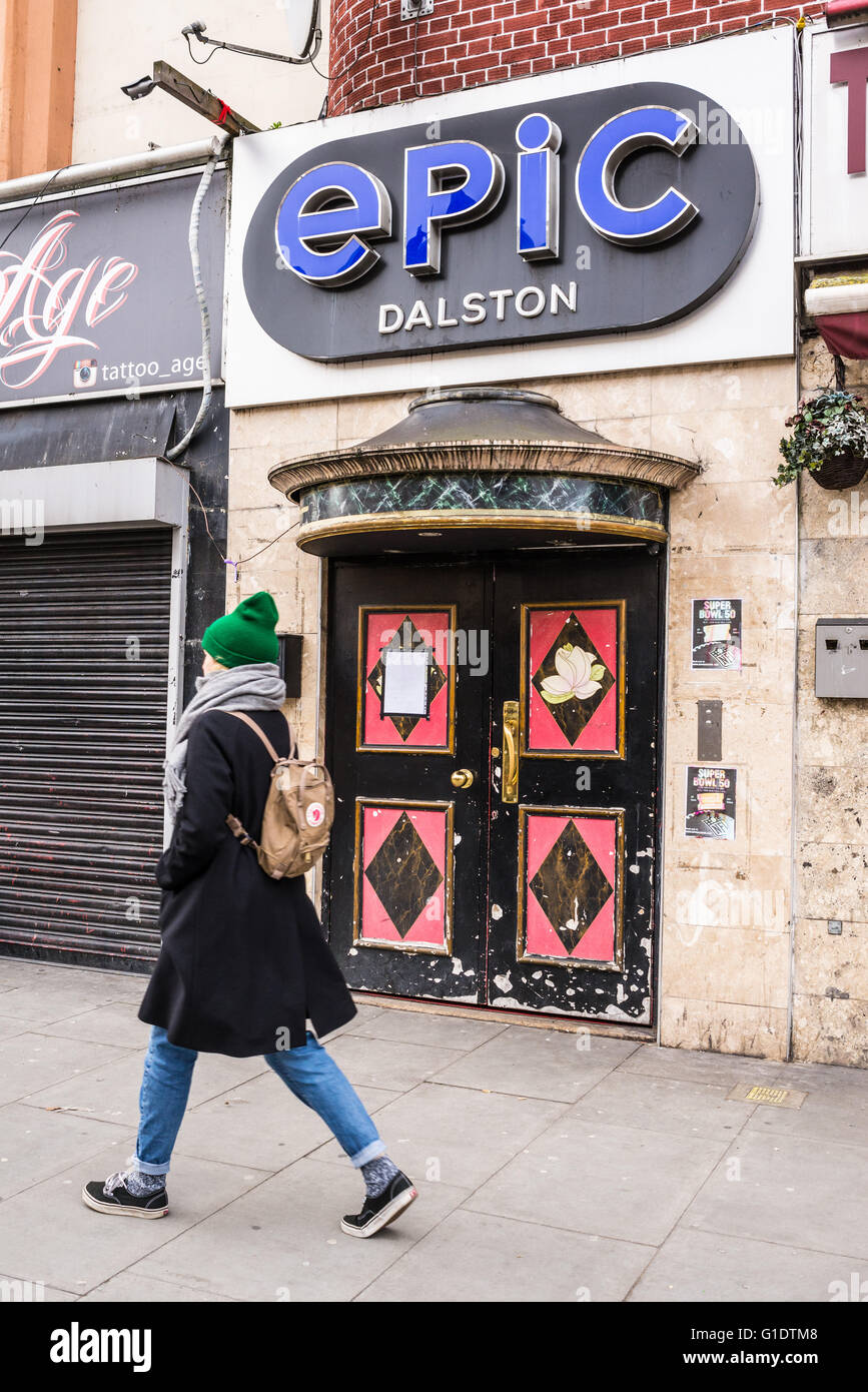 Hipster ragazza camminare di fronte all'entrata di epic dalston, una capacità di 600 multi-purpose sala per eventi nel cuore di dalston Foto Stock