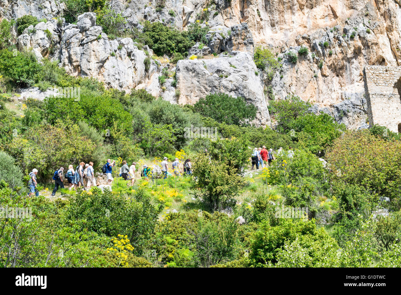 Cipro del Nord SAINT HILARION turisti sul percorso verso il castello Foto Stock