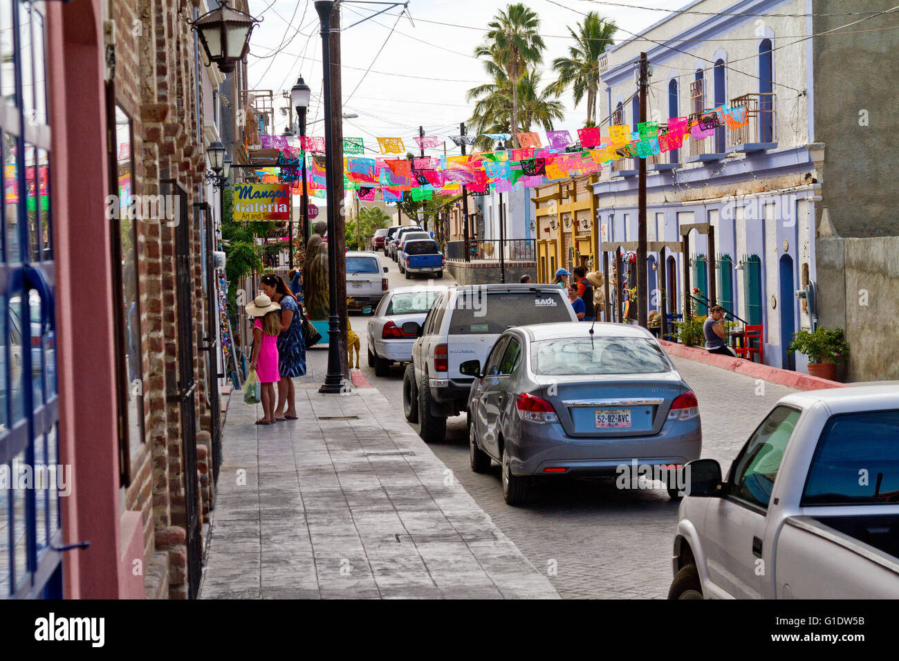 Scena di strada in Todos Santos, Baja, Messico mostra fiesta banner. Foto Stock