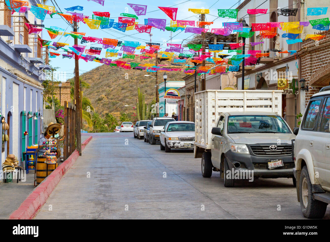 Scena di strada in Todos Santos, Baja, Messico mostra fiesta banner. Foto Stock