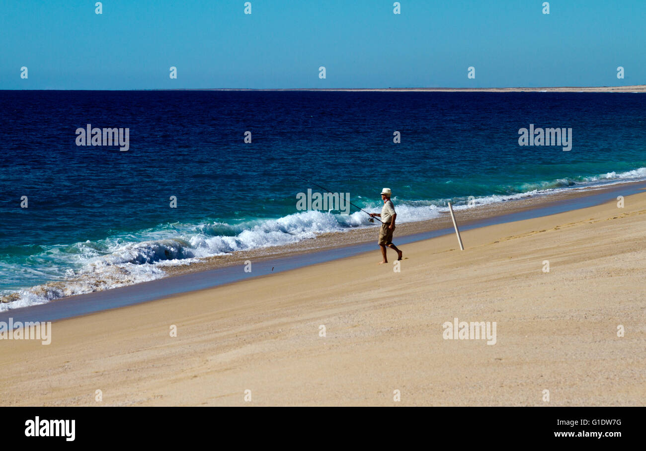 L'uomo la pesca a Las Palmas spiaggia vicino a Todos Santos, Baja California Sur, Messico. Foto Stock