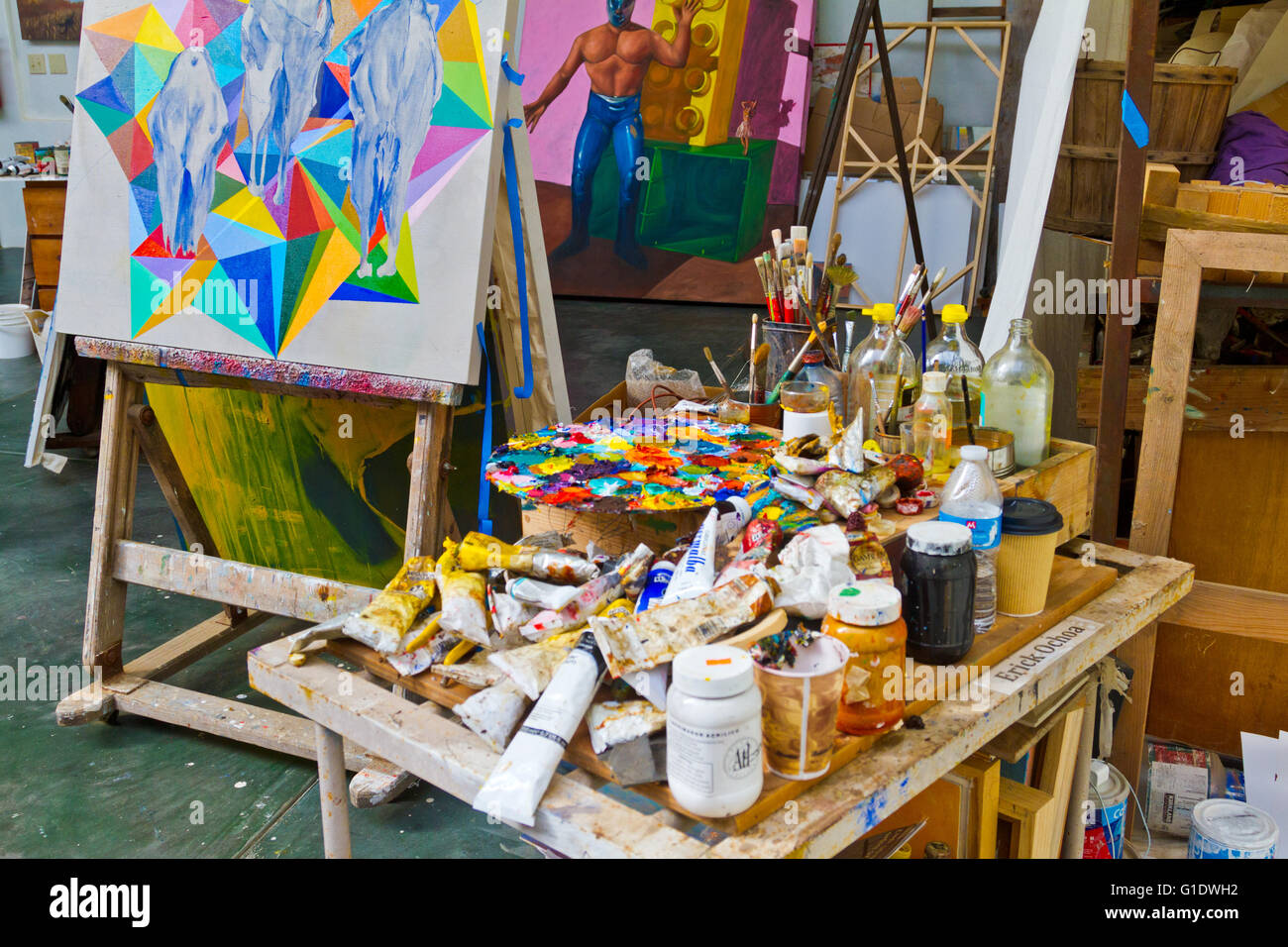 Vista interna della Galleria de Todos Santos, Baja, Messico mostra al tavolo di lavoro con palette, tubi di vernice e pennelli. Foto Stock
