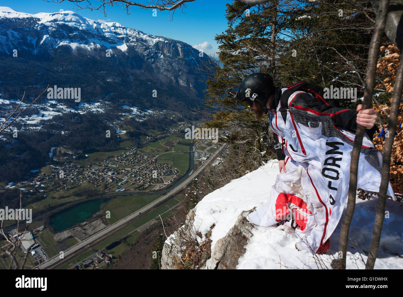 L'Europa, Francia, Haute Savoie, Rodano Alpi, Sallanches - Magland, wingsuit base il ponticello sul punto di uscita Foto Stock