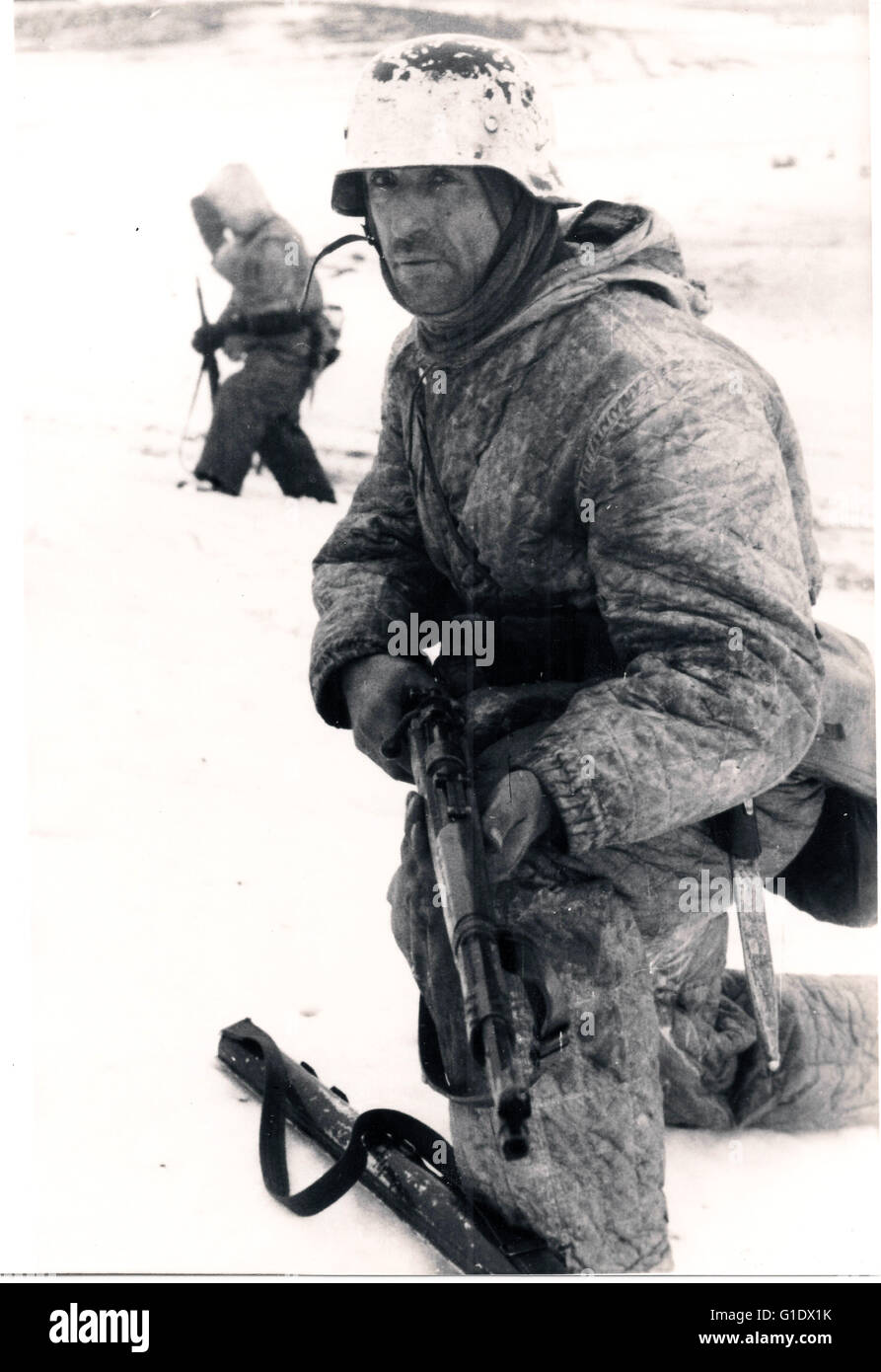 Soldato della Wehrmacht in pesante inverno 1944 Marcia sul Fronte Orientale Foto Stock