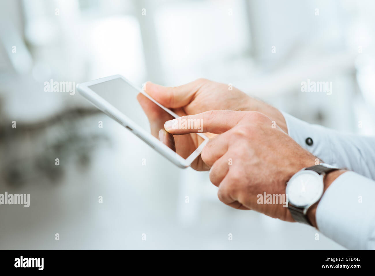 Imprenditore professionale utilizzando un digital tablet touch-screen, le mani vicino, irriconoscibile persona Foto Stock