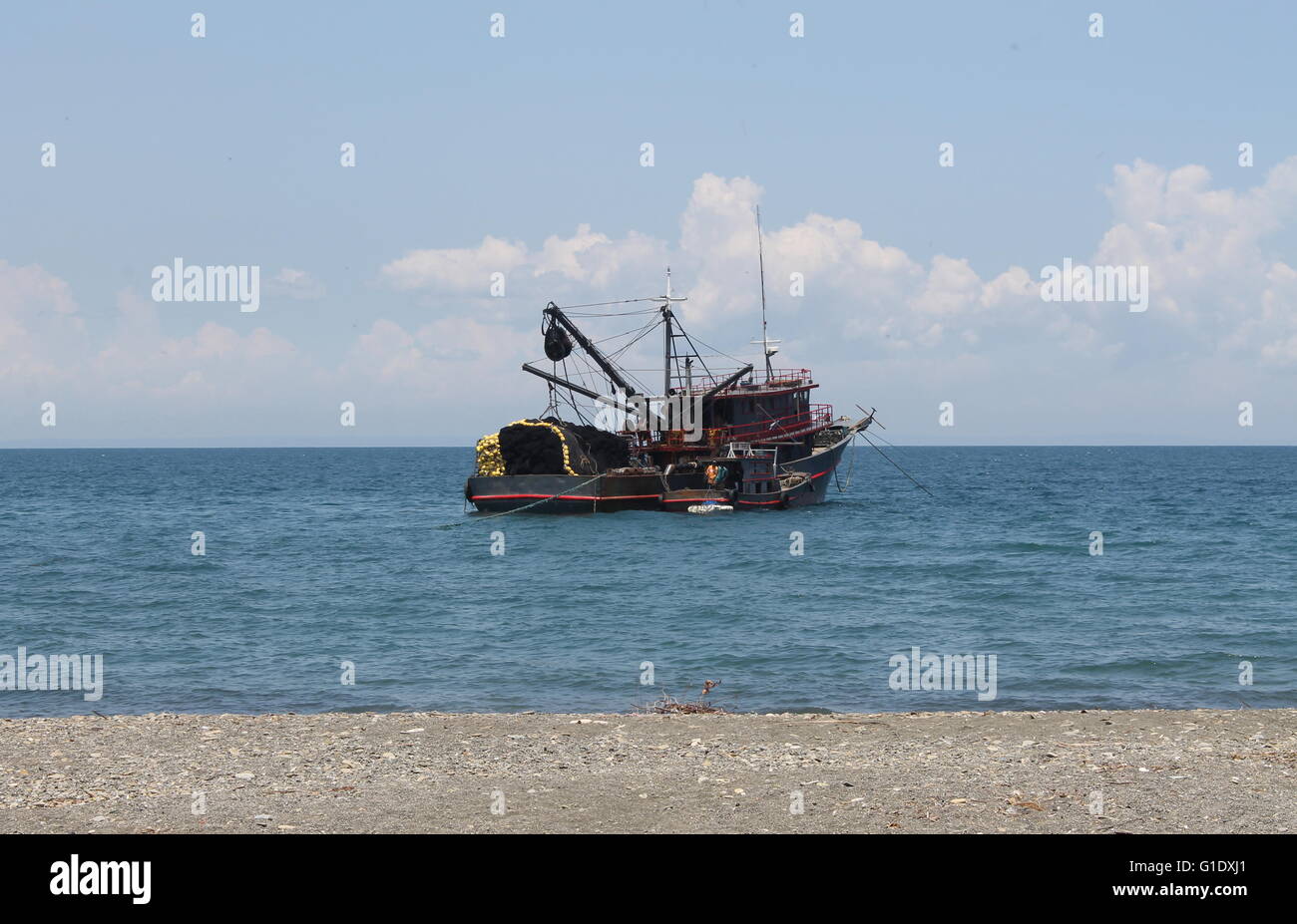 Borsa con sciabica ancorate al largo della spiaggia nelle Filippine centrali Foto Stock