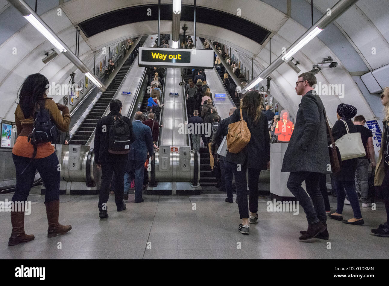 I " commuters " Battaglia di congestione alla stazione di Holborn durante la mattina l'ora di punta Foto Stock