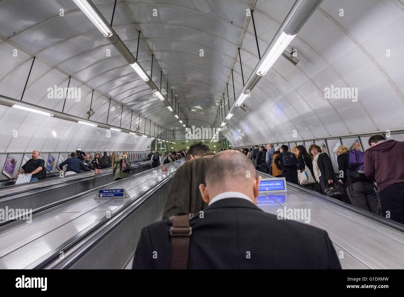 I " commuters " Battaglia di congestione alla stazione di Holborn durante la mattina l'ora di punta Foto Stock