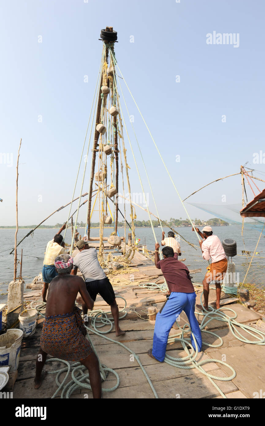 FORT KOCHI, India - 16 gennaio 2015: i pescatori operano un cinese rete da pesca basata sulla tecnologia antica e tradizionale della materia Foto Stock