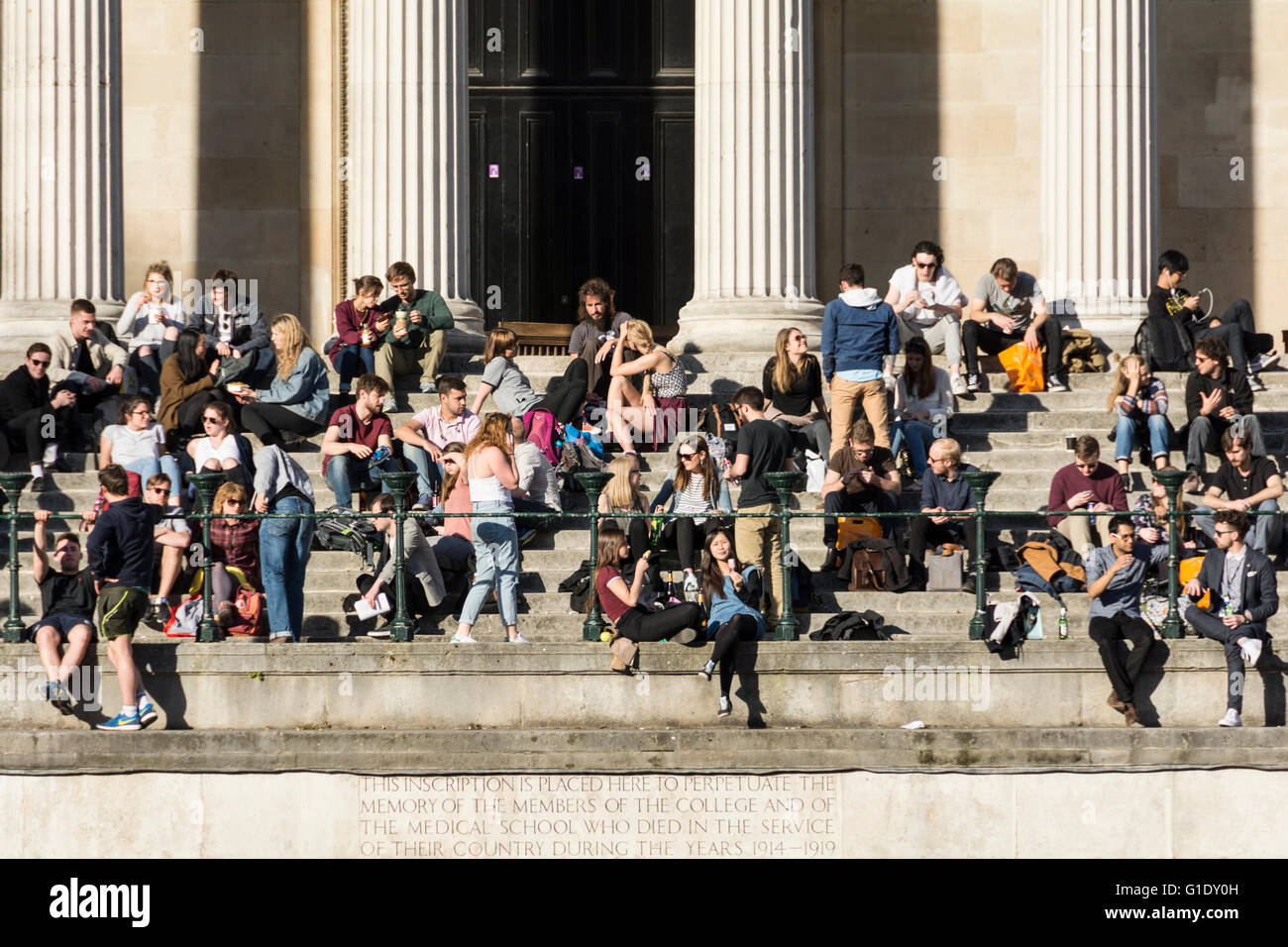 Studenti seduti sui gradini del Portico e del Quad all'University College London (UCL), Bloomsbury, Londra, Inghilterra, Regno Unito Foto Stock